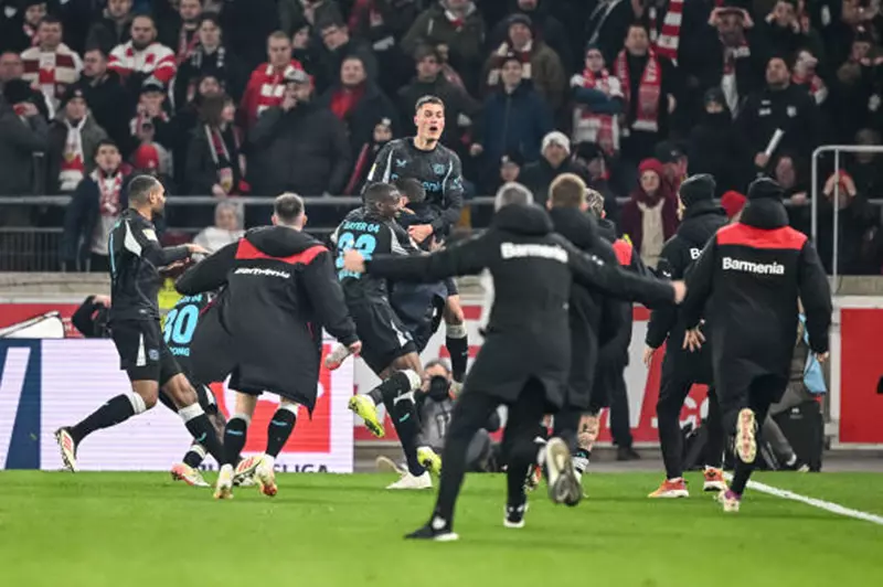 احتفال لاعبو باير ليفركوزن بهدف باتريك شيك